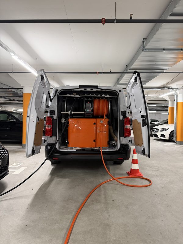 Fahrzeug mit geöffneter Heckklappe und Spülpumpen-Equipment